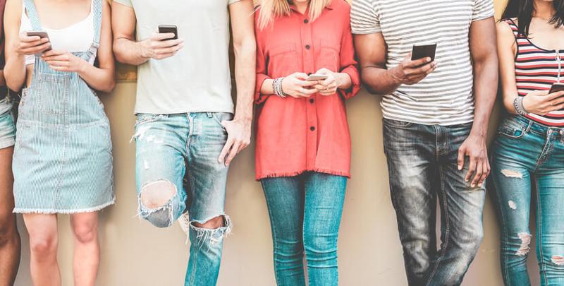 FOMO: la paura di essere tagliati fuori dalla rete sociale - Radio Jeans